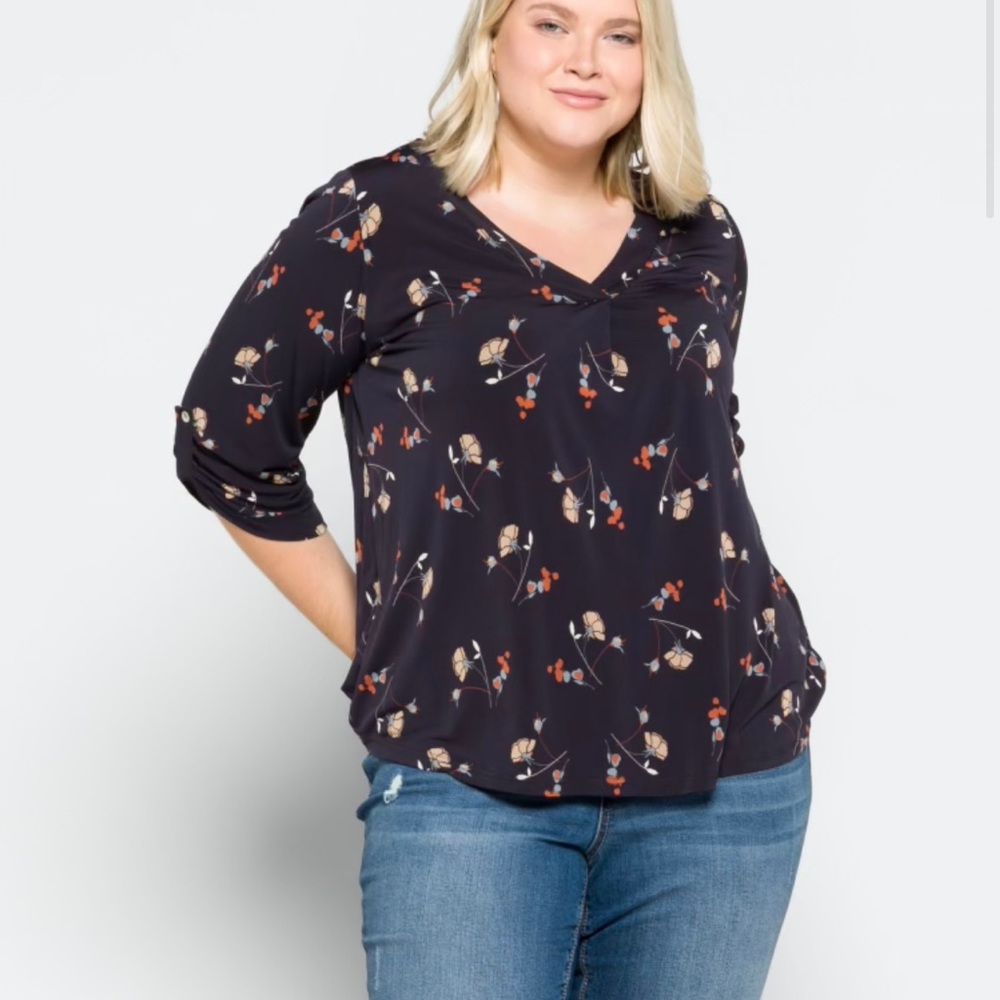 Women’s 1X Navy Floral Market and Spruce casual top.